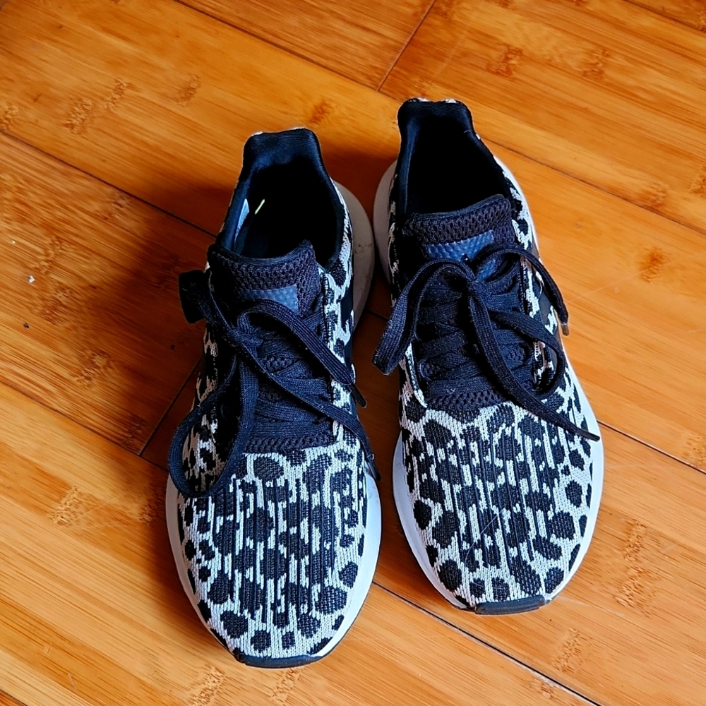 Athletic shoes